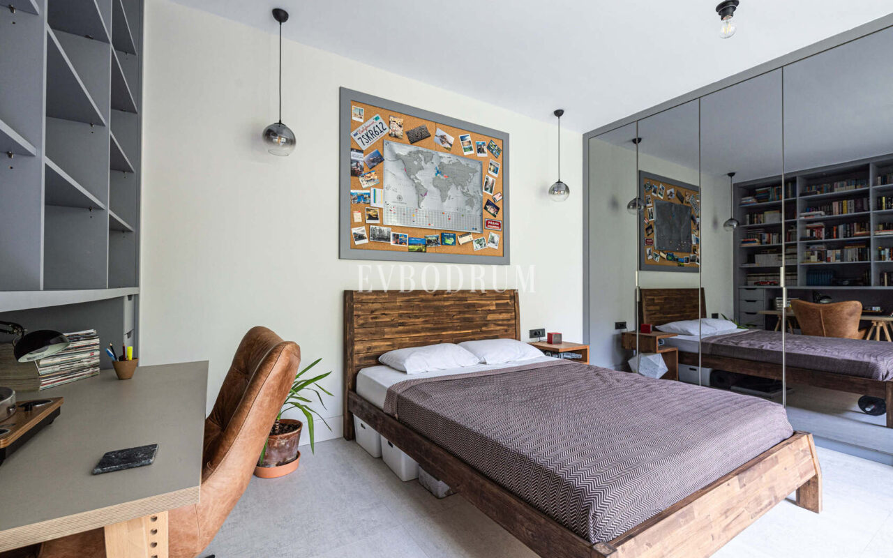 Merkezi lokasyonda zarif, tek katlı, havuzlu villa