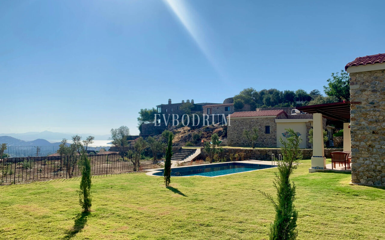 Gümüşlük'te bahçe içinde, havuzlu villa