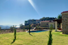 Gümüşlük'te bahçe içinde, havuzlu villa