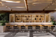 Plajlı sitede, özel havuzlu villa