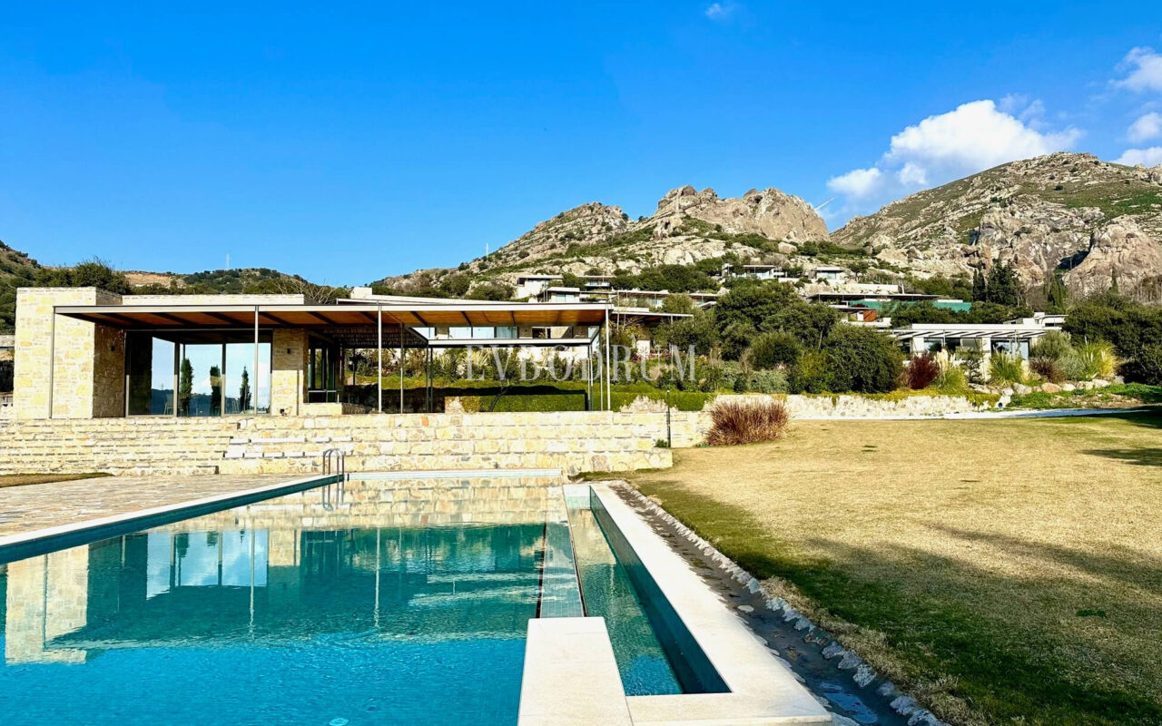 Modern, havuzlu ve geniş bahçeli villa