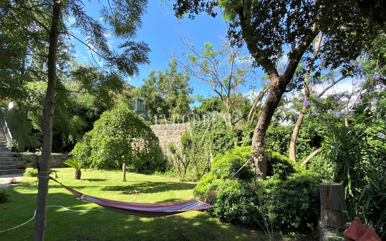 Denize Yürüme Mesafesinde Havuzlu Geniş Villa