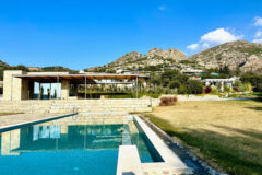 Modern, havuzlu ve geniş bahçeli villa