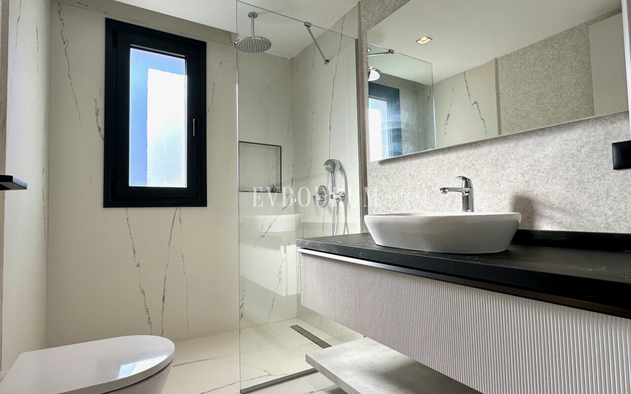 Ön sırada, havuzlu ve plaja erişimli yeni villa