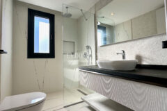 Ön sırada, havuzlu ve plaja erişimli yeni villa