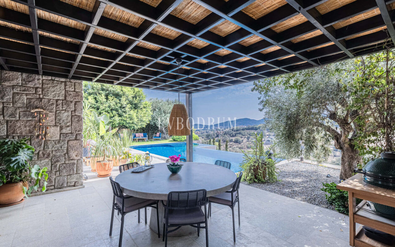 Merkezi lokasyonda zarif, tek katlı, havuzlu villa