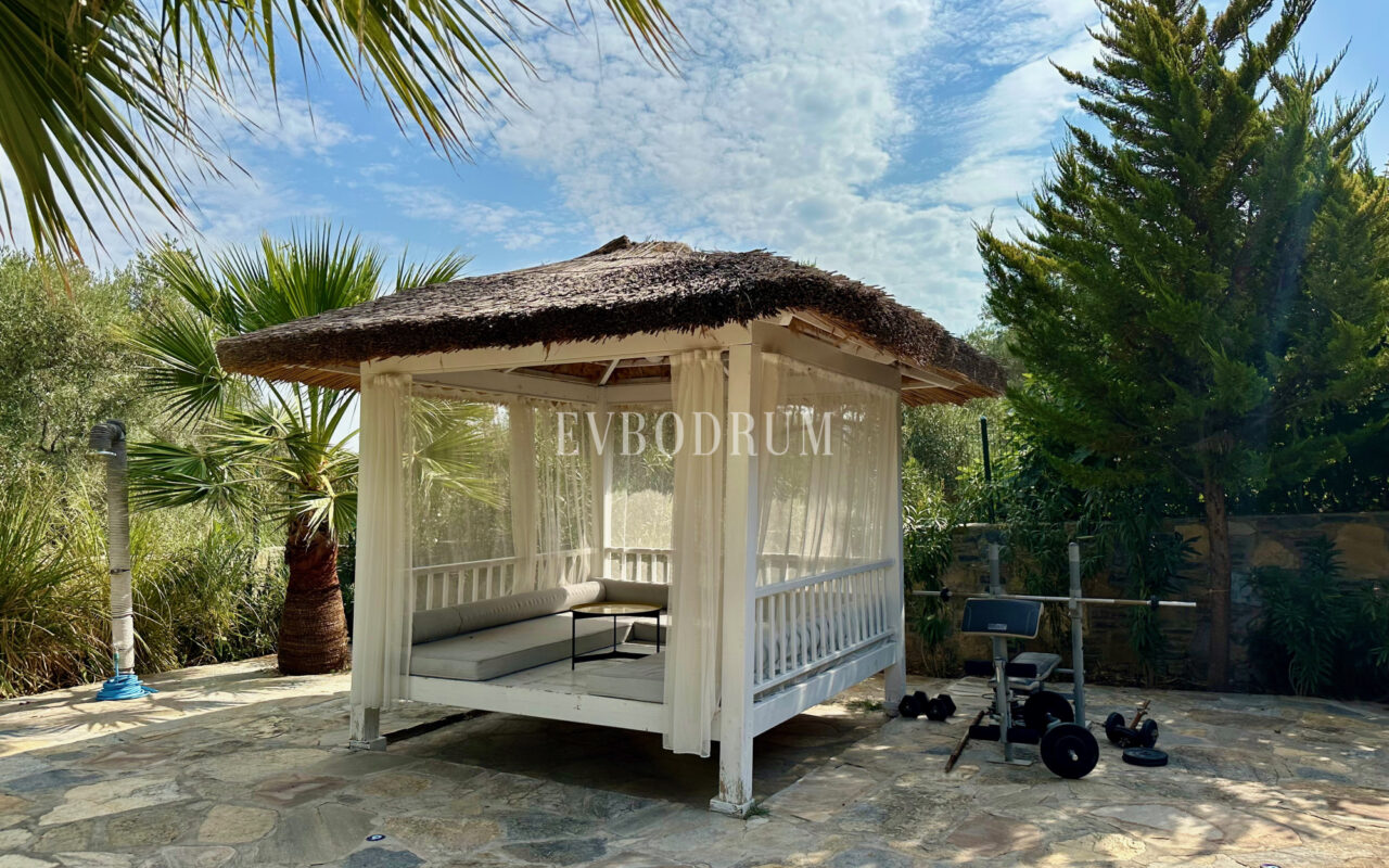 7.970 m2 arazi içinde harika, havuzlu taş ev ve misafirhanesi