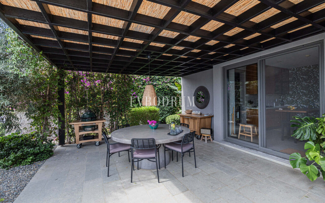 Merkezi lokasyonda zarif, tek katlı, havuzlu villa