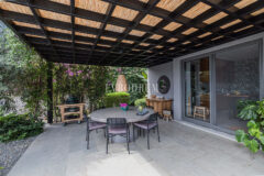 Merkezi lokasyonda zarif, tek katlı, havuzlu villa