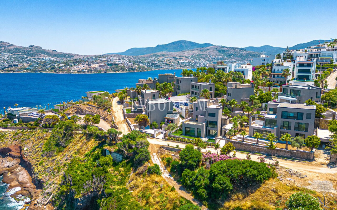 Ön sırada, havuzlu ve plaja erişimli yeni villa