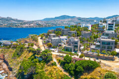 Ön sırada, havuzlu ve plaja erişimli yeni villa