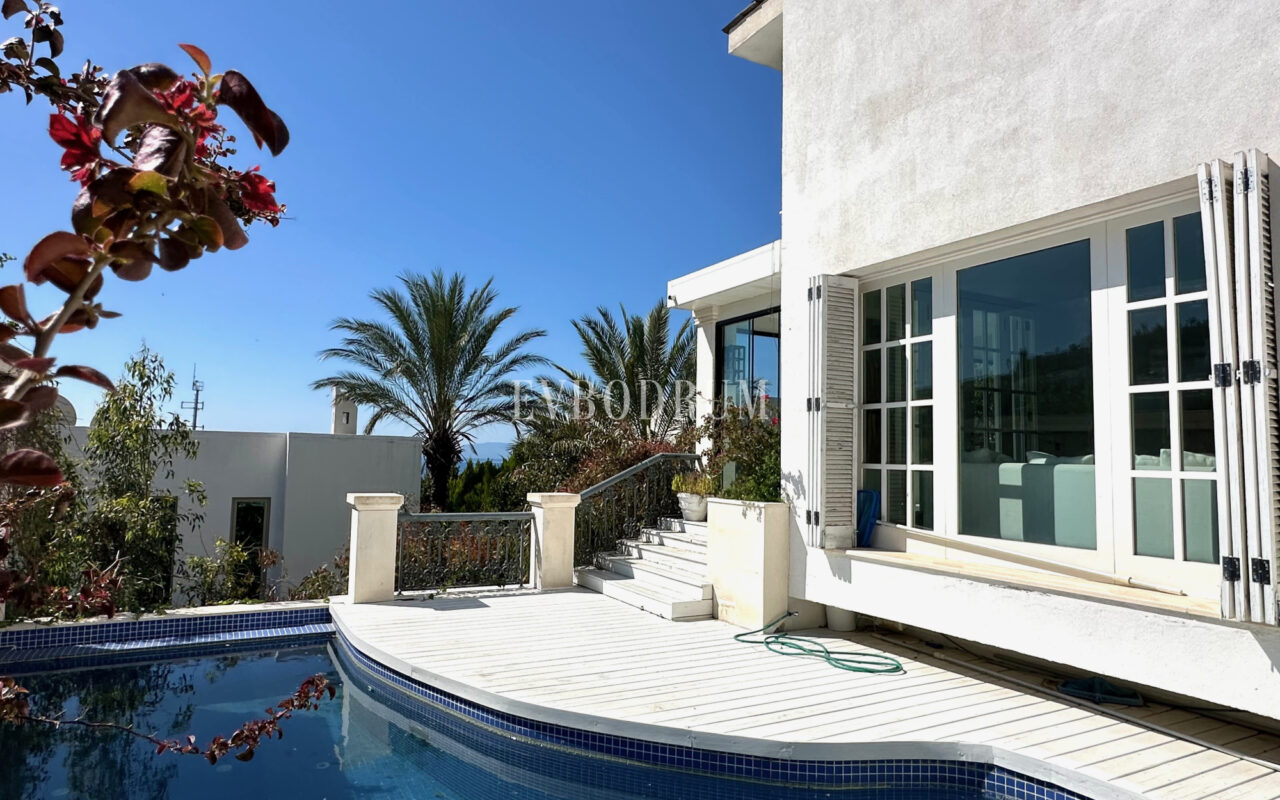 Zarif ve özel, havuzlu, manzaralı şehir evi