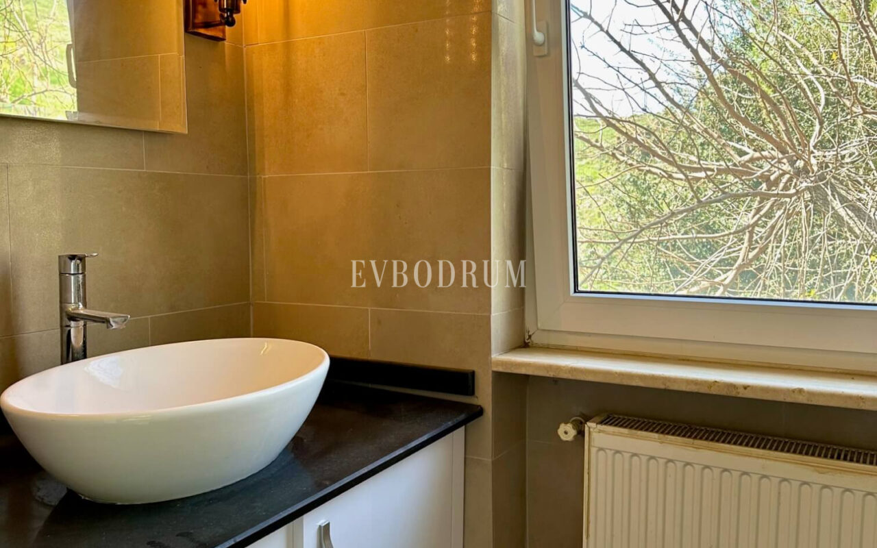 Yalikavak Küdür, önü kapanmaz deniz manzaralı 3 katlı villa