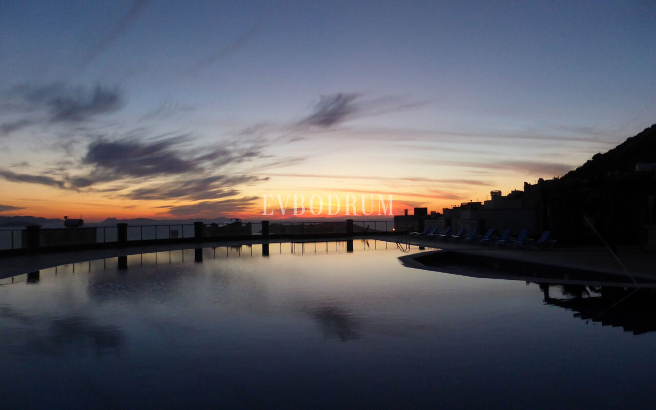 Deniz manzaralı, ortak havuzlu tripleks villa