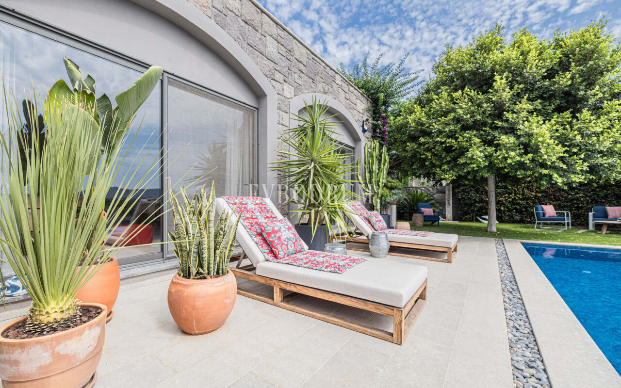 Merkezi lokasyonda zarif, tek katlı, havuzlu villa