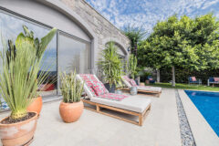 Merkezi lokasyonda zarif, tek katlı, havuzlu villa