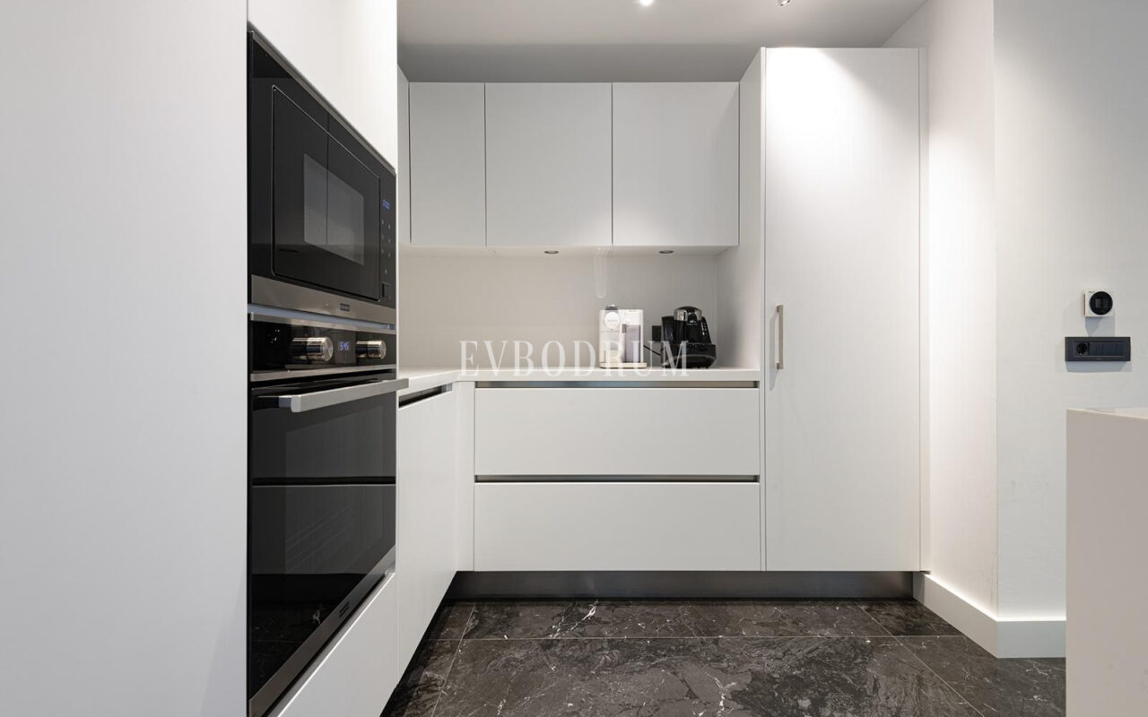 Yalıkavak'ta denize sıfır, özel iskeleli lüks villa