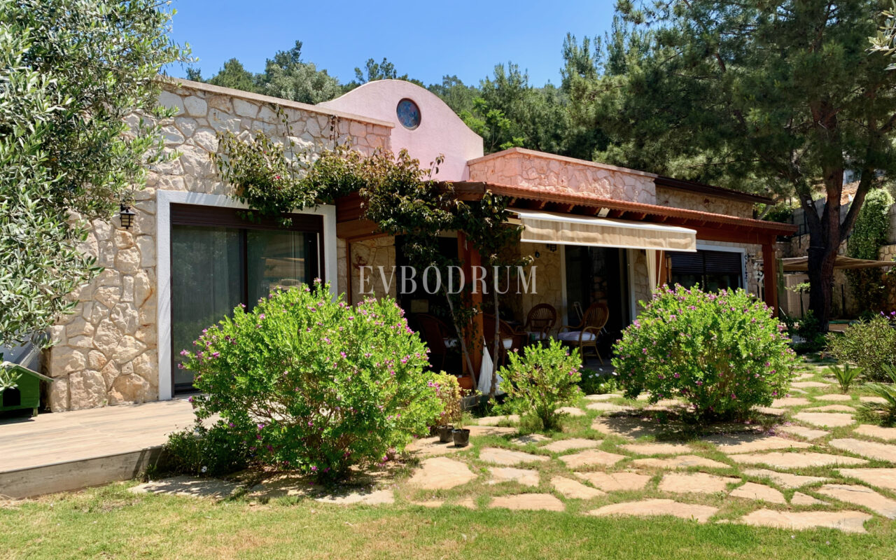 Yalıçiftlik’te tek katlı, bahçeli müstakil ev