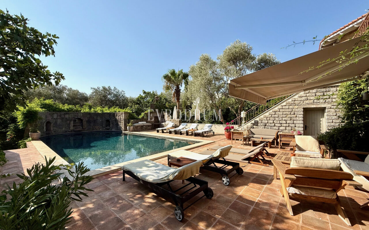 Plaja yürüme mesafesinde, havuzlu ve bahçeli geniş villa