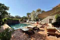 Plaja yürüme mesafesinde, havuzlu ve bahçeli geniş villa