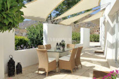 Gümüşlük’te ortak havuzlu mimari tasarımlı ev