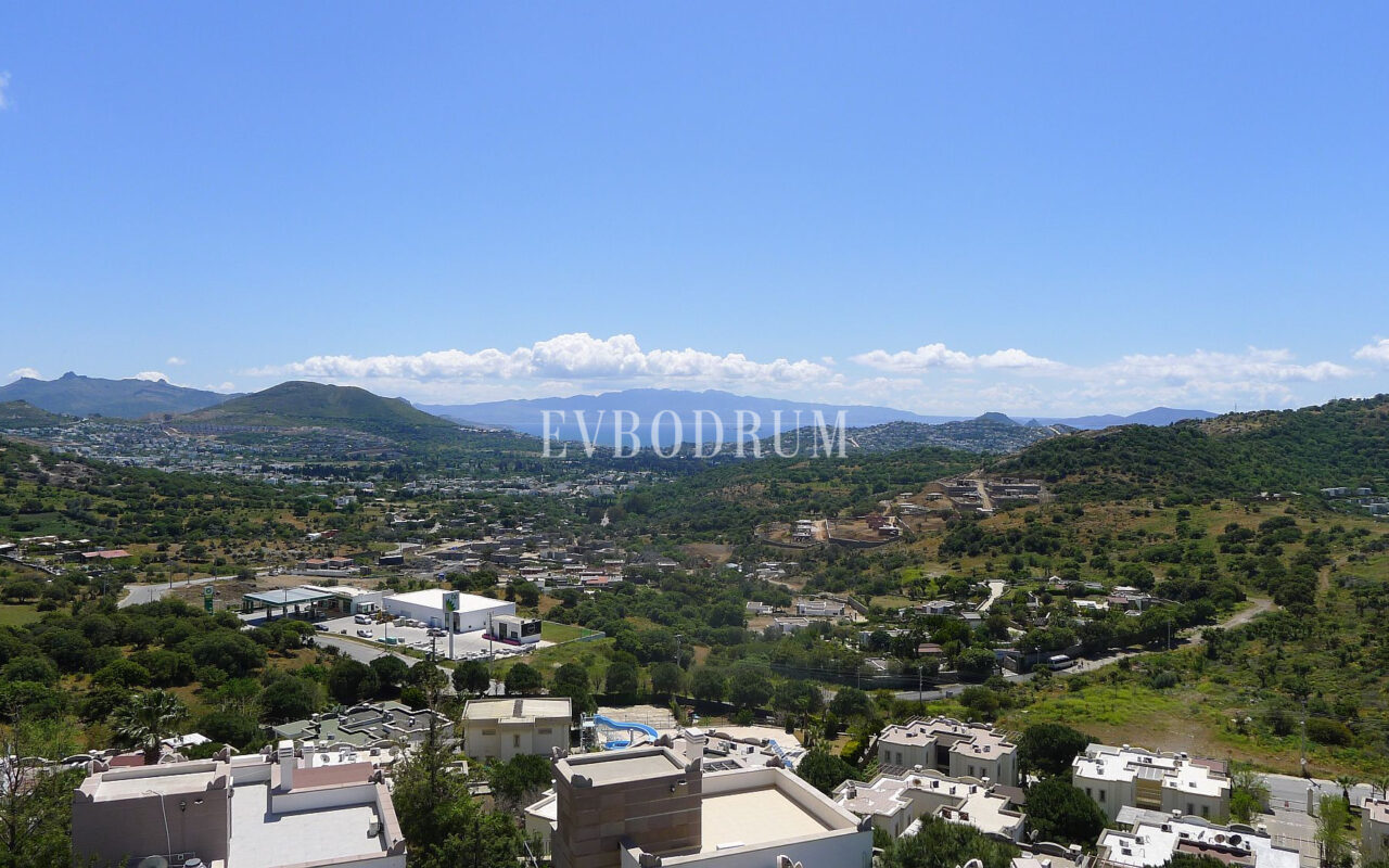 Deniz manzaralı, ortak havuzlu tripleks villa