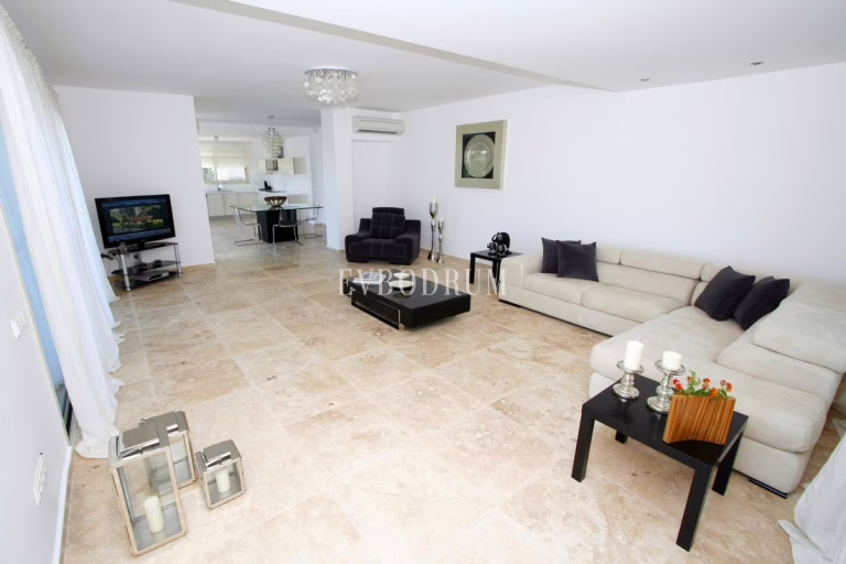 Moderne grosszügige Villa mit Privatpool und Meerblick – Foto 15