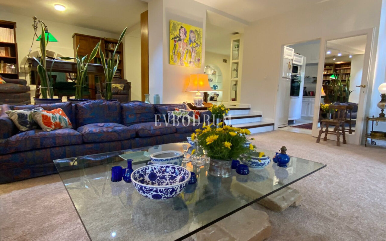 Bodrum, Yeniköy’de geniş, karakteristik kiralık daire