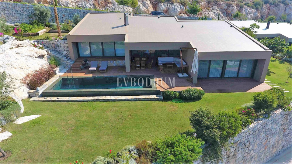 Özel Havuzlu ve Bahçeli Denize Sıfır Villa – Görsel 16