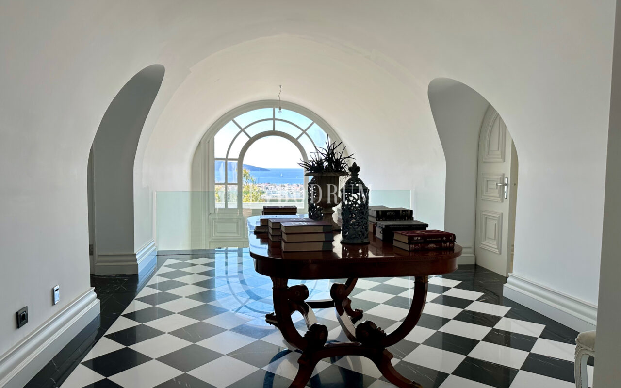 Zarif ve özel, havuzlu, manzaralı şehir evi