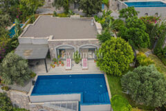 Merkezi lokasyonda zarif, tek katlı, havuzlu villa