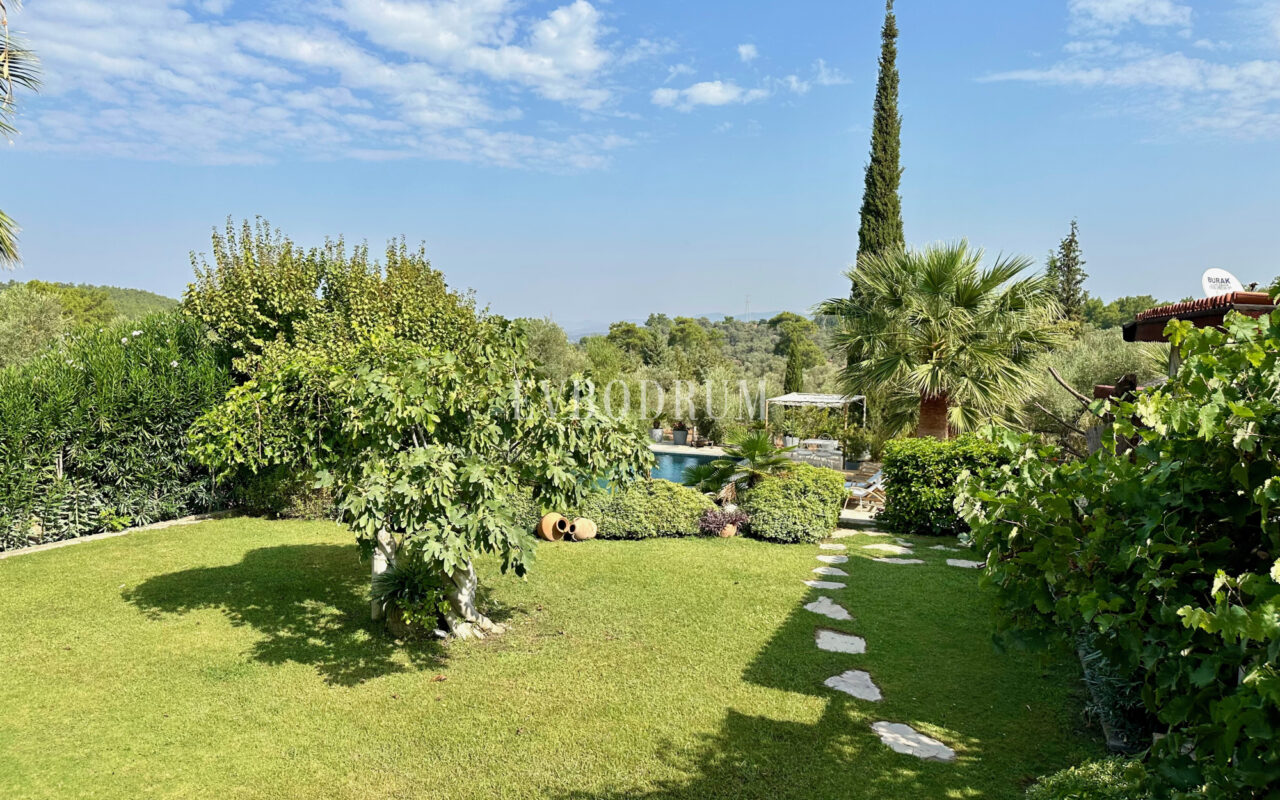 7.970 m2 arazi içinde harika, havuzlu taş ev ve misafirhanesi