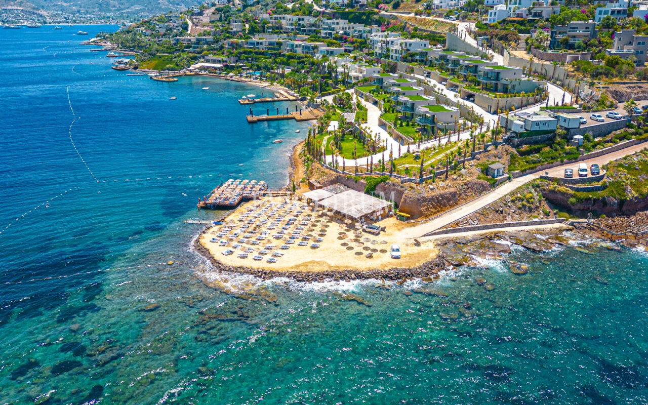 Ön sırada, havuzlu ve plaja erişimli yeni villa