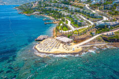 Ön sırada, havuzlu ve plaja erişimli yeni villa