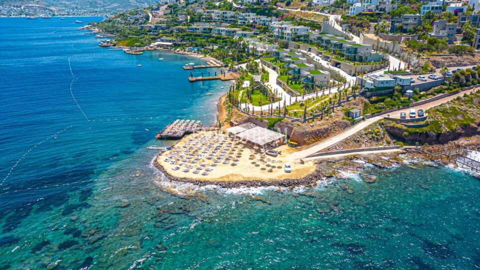 Ön sırada, havuzlu ve plaja erişimli yeni villa – Görsel 4