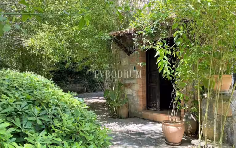 Geniş Bahçeli ve Özel Havuzlu Kiralık Taş Ev – Görsel 5