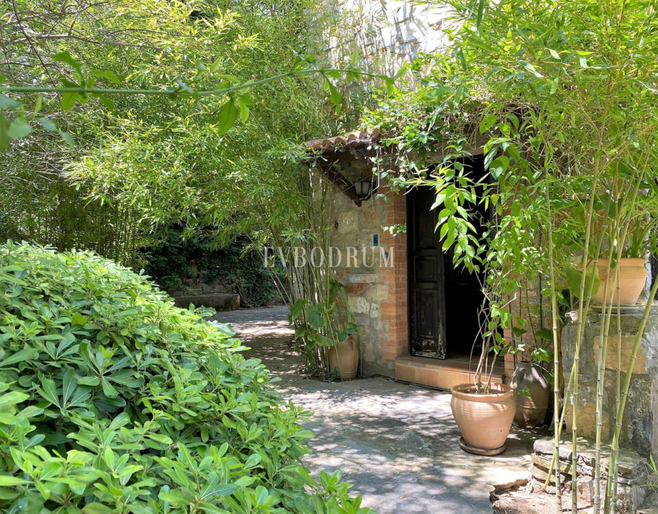 Geniş Bahçeli ve Özel Havuzlu Kiralık Taş Ev – Görsel 5