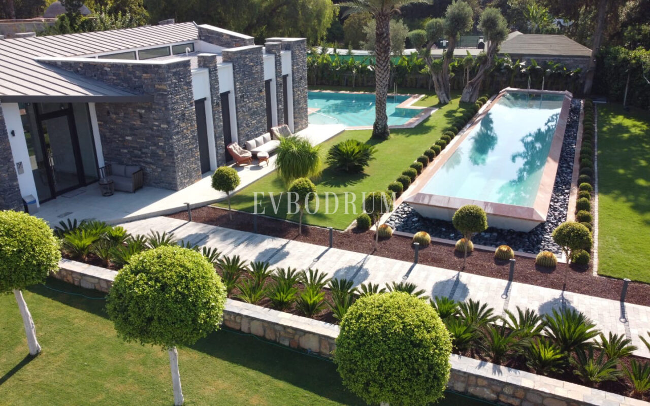 Bitez’de 2 Havuzlu, Misafir Evli Büyük Bahçeli Villa