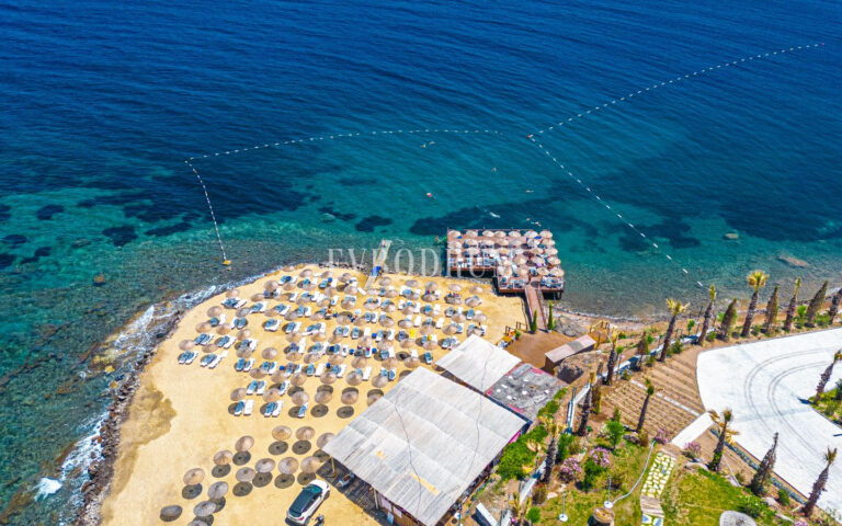 Ön sırada, havuzlu ve plaja erişimli yeni villa – Görsel 5