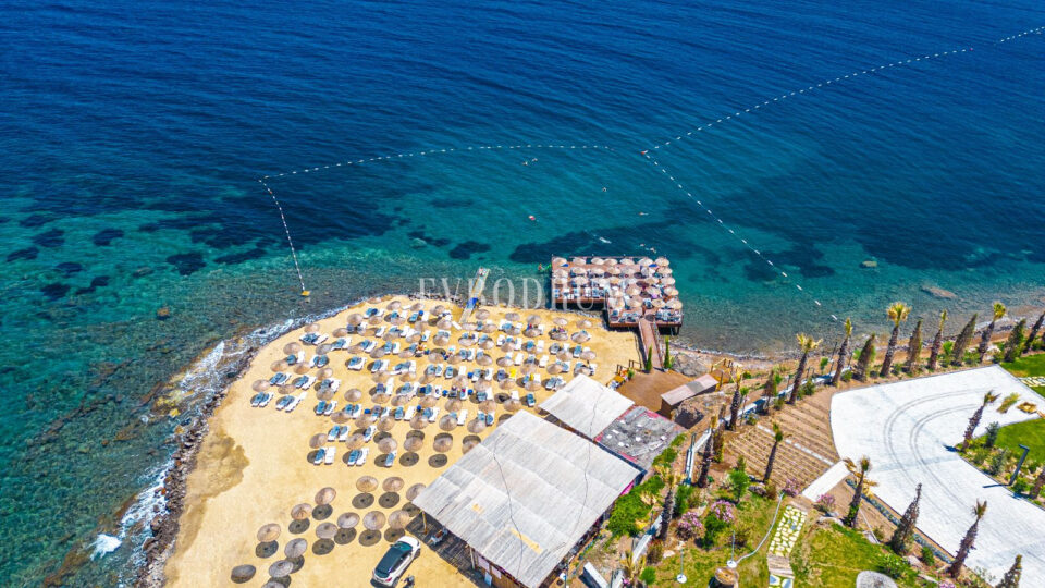 Ön sırada, havuzlu ve plaja erişimli yeni villa – Görsel 5