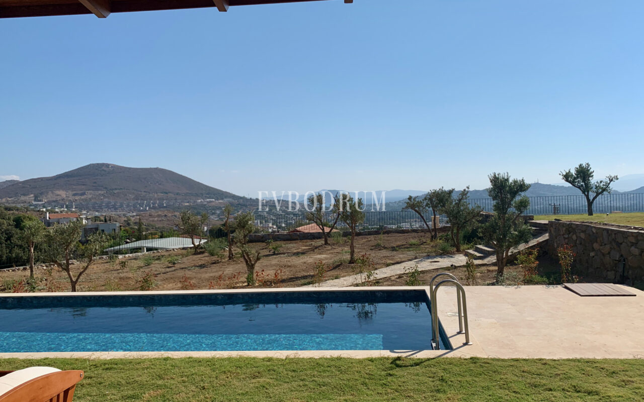 Gümüşlük'te bahçe içinde, havuzlu villa