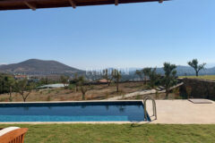 Gümüşlük'te bahçe içinde, havuzlu villa