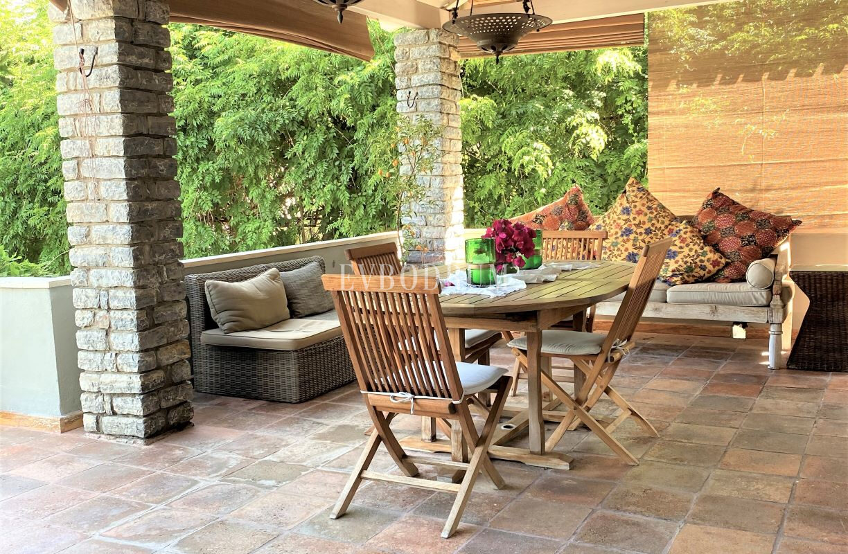 Denize Yürüme Mesafesinde Havuzlu Geniş Villa