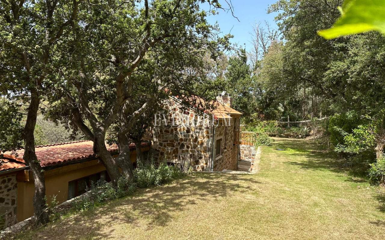 Gümüşlük, Karakaya’da bahçe içinde müstakil taş villa