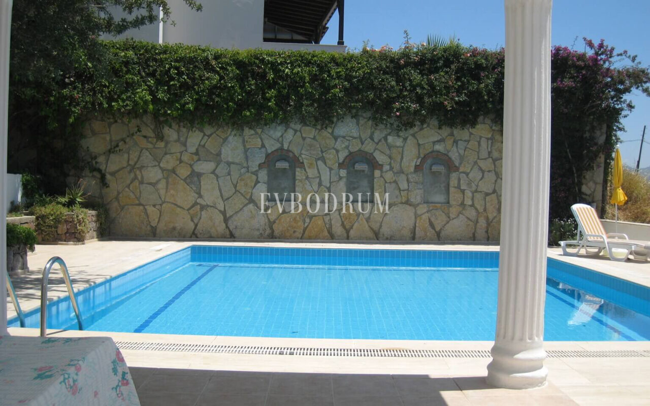 Yalikavak Küdür, önü kapanmaz deniz manzaralı 3 katlı villa