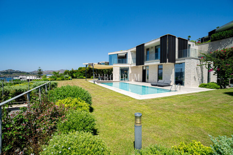 Plajlı sitede, özel havuzlu villa