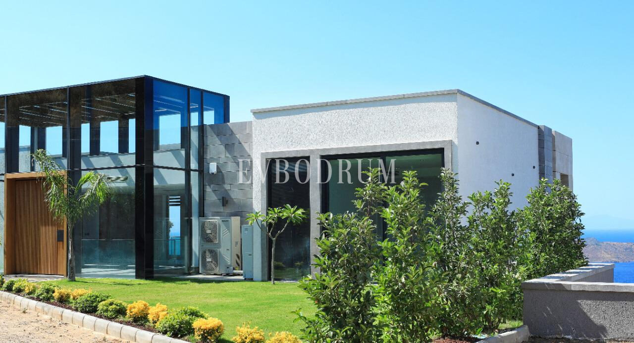 Yeni tamamlanmış, deniz manzaralı, özel havuzlu ve bahçeli villa