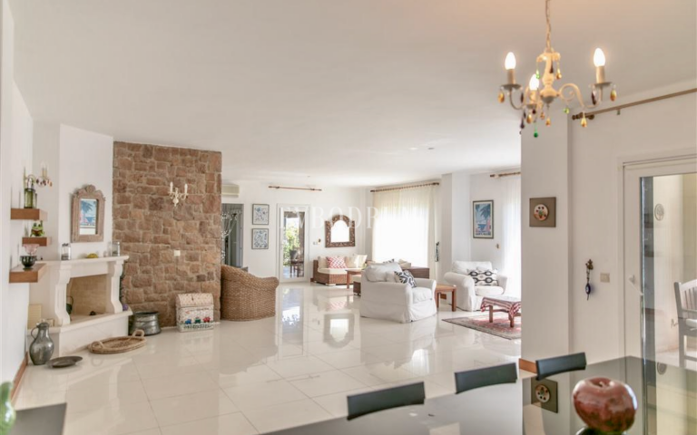 Sezonluk Kiralık: Gündoğan’da Özel Havuzlu Geniş Villa – Living Room