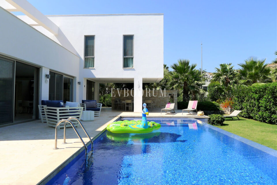 Havuzlu Yeni Villa, Sahile 5 Dakika Yürüme Mesafesinde, Haftalık Kiralık – New Villa With Pool Min Walk To The Beach Weekly Rental Price