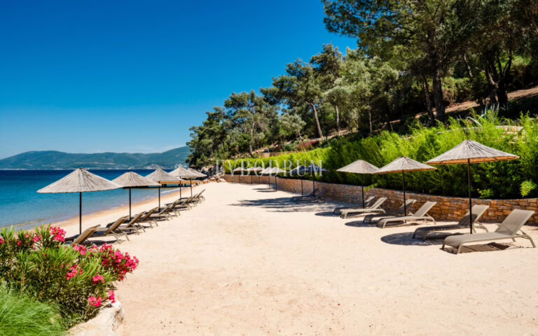 Yeni Proje: Denize Sıfır, Geniş, Havuzlu villa – Photo